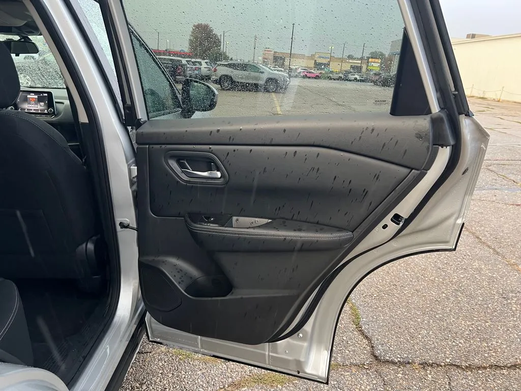 2024 Nissan Rogue SV photo 3