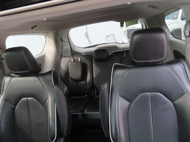 2023 Chrysler Pacifica Hybrid Limited photo 4