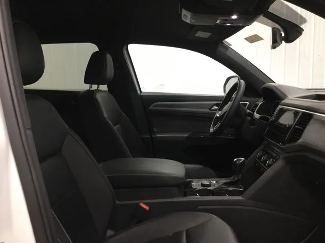 2023 Volkswagen Atlas Cross Sport SE Technology photo 4