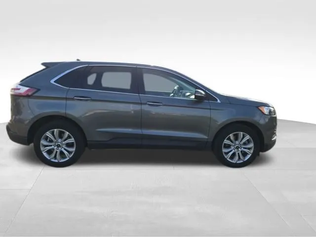 2024 Ford Edge Titanium photo 2