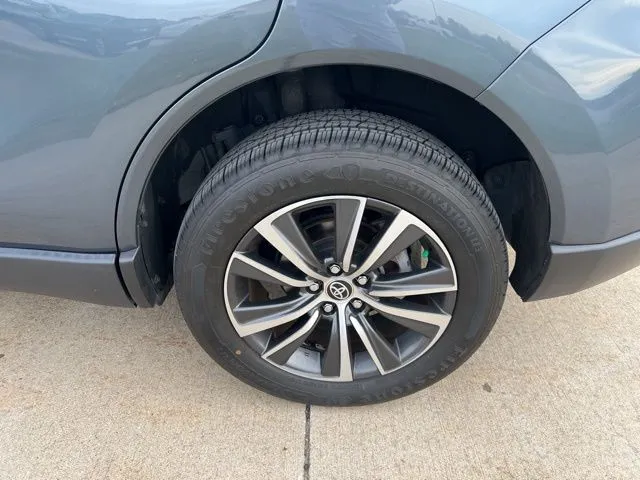 2021 Toyota Venza LE photo 3