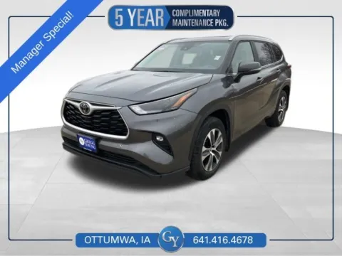 Gray 2023 Toyota Highlander XLE for sale in Ottumwa, IA