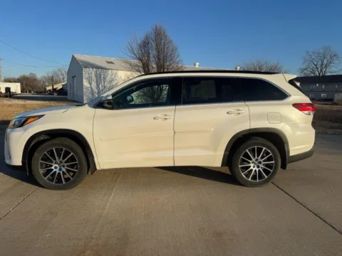 More photos of 2018 Toyota Highlander SE at Gregg Young Toyota of Ottumwa, IA