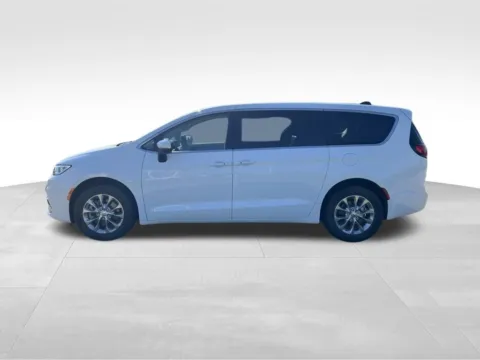 More photos of 2023 Chrysler Pacifica Touring L at Gregg Young Toyota of Ottumwa, IA