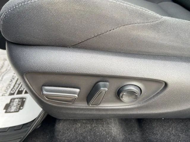 2021 Toyota Venza LE photo 3