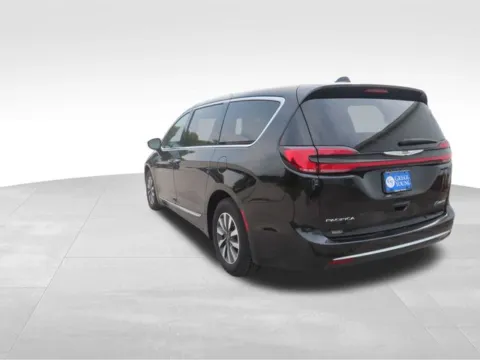More photos of 2023 Chrysler Pacifica Hybrid Limited at Gregg Young Toyota of Ottumwa, IA