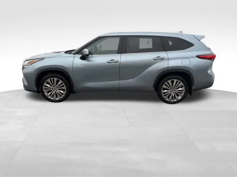 Photos of 2022 Toyota Highlander Hybrid Platinum for sale in Ottumwa, IA at Gregg Young Toyota of Ottumwa