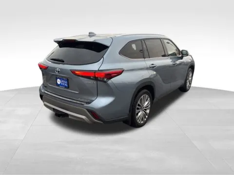 More photos of 2022 Toyota Highlander Hybrid Platinum at Gregg Young Toyota of Ottumwa, IA