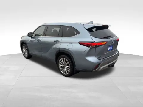 Another view of 2022 Toyota Highlander Hybrid Platinum for sale in Ottumwa, IA at Gregg Young Toyota of Ottumwa