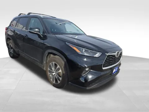 More photos of 2023 Toyota Highlander XLE at Gregg Young Toyota of Ottumwa, IA