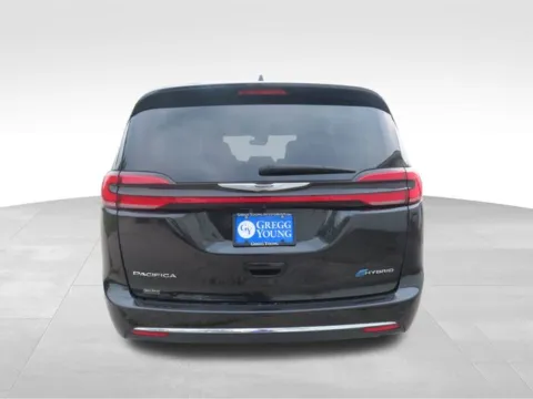 More photos of 2023 Chrysler Pacifica Hybrid Limited at Gregg Young Toyota of Ottumwa, IA