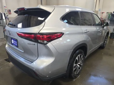 More photos of 2023 Toyota Highlander Hybrid XLE at Gregg Young Toyota of Ottumwa, IA
