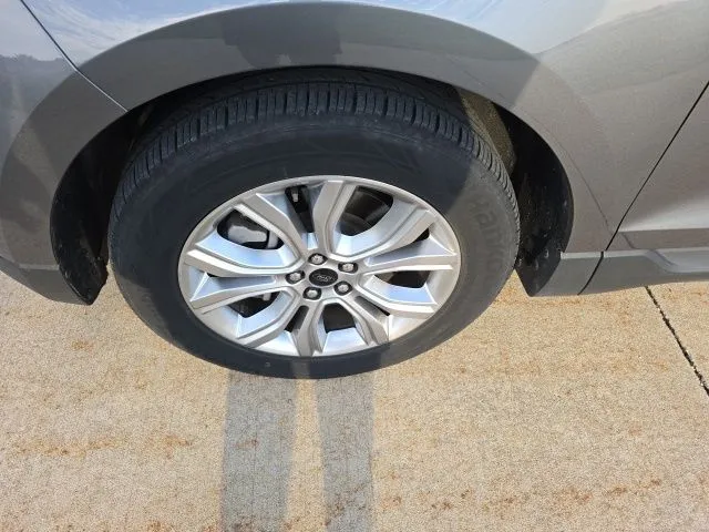 2024 Ford Edge Titanium photo 3