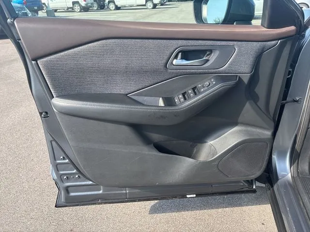 2023 Nissan Rogue SV photo 4