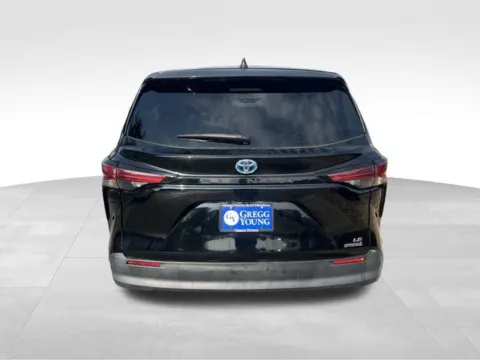 More photos of 2021 Toyota Sienna LE at Gregg Young Toyota of Ottumwa, IA