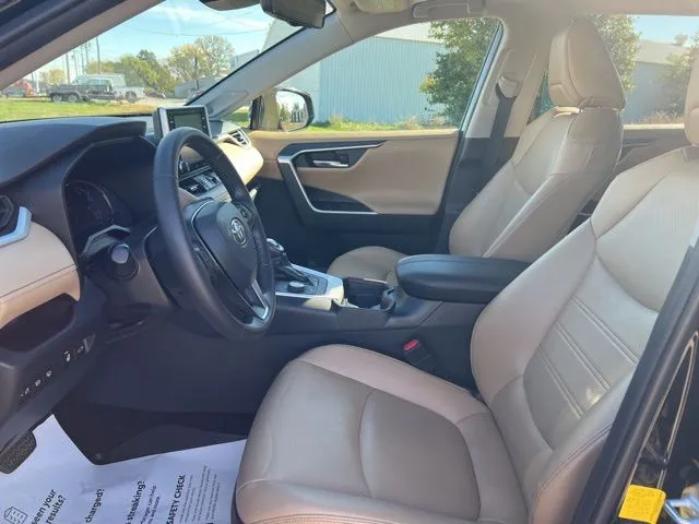 2020 Toyota RAV4 Hybrid Limited photo 4