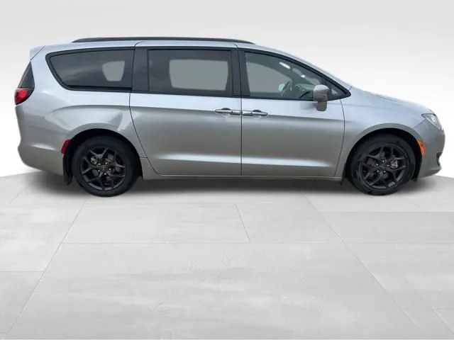 2020 Chrysler Pacifica Touring L photo 2