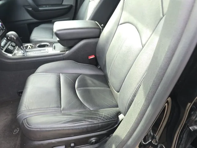 2017 Chevrolet Traverse 2LT photo 2