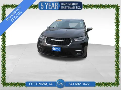 Black 2023 Chrysler Pacifica Hybrid Limited for sale in Ottumwa, IA