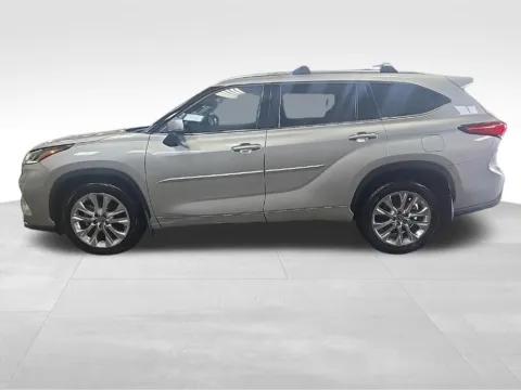 More photos of 2023 Toyota Highlander Limited at Gregg Young Toyota of Ottumwa, IA