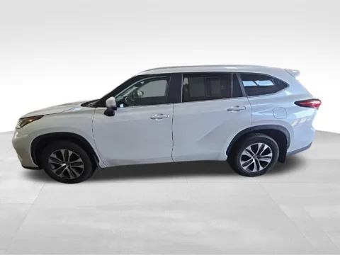 Another view of 2024 Toyota Highlander XLE for sale in Ottumwa, IA at Gregg Young Toyota of Ottumwa