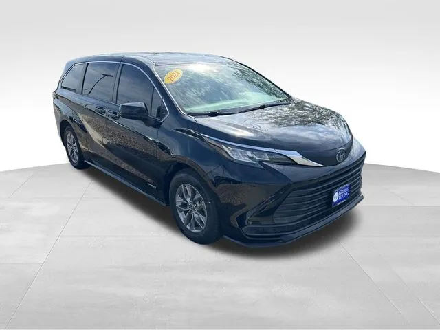 2021 Toyota Sienna LE photo 3