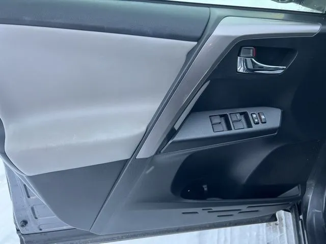 2016 Toyota RAV4 XLE photo 3