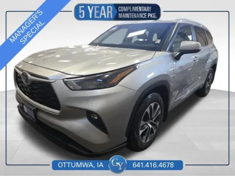 Silver 2023 Toyota Highlander Hybrid XLE for sale in Ottumwa, IA