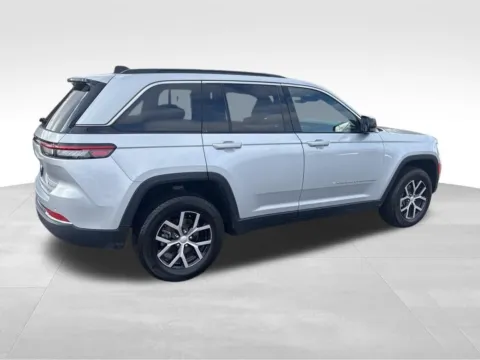 More photos of 2024 Jeep Grand Cherokee Limited at Gregg Young Toyota of Ottumwa, IA