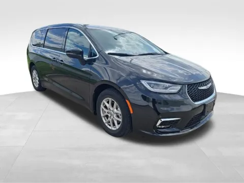 More photos of 2023 Chrysler Pacifica Touring L at Gregg Young Toyota of Ottumwa, IA