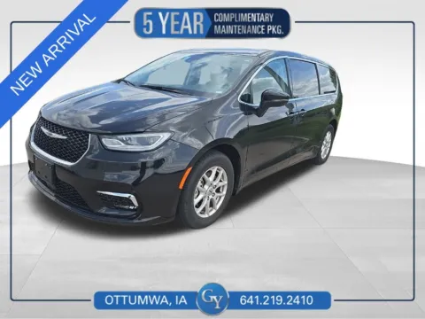 Black 2023 Chrysler Pacifica Touring L for sale in Ottumwa, IA