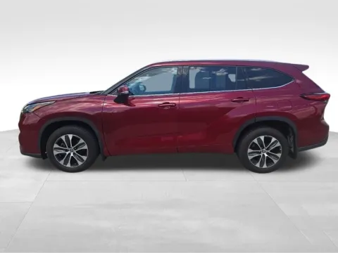 Another view of 2022 Toyota Highlander XLE for sale in Ottumwa, IA at Gregg Young Toyota of Ottumwa