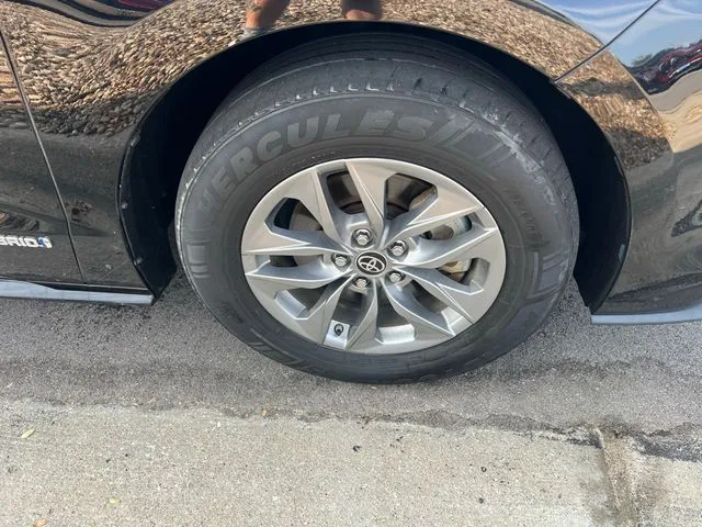 2021 Toyota Sienna LE photo 4