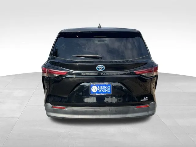 2021 Toyota Sienna LE photo 2