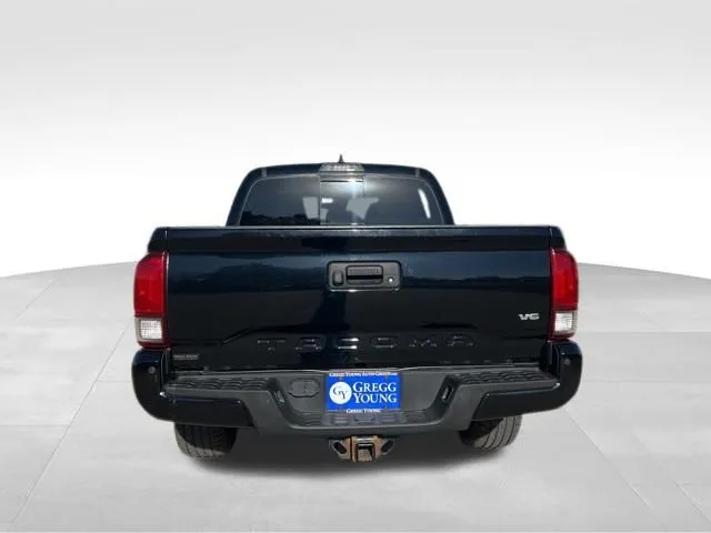 2018 Toyota Tacoma TRD Sport photo 2