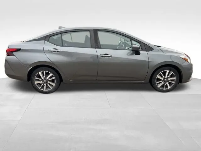 2020 Nissan Versa 1.6 SV Sedan photo 2