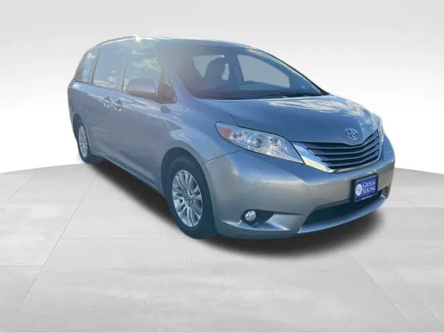 2017 Toyota Sienna XLE photo 2