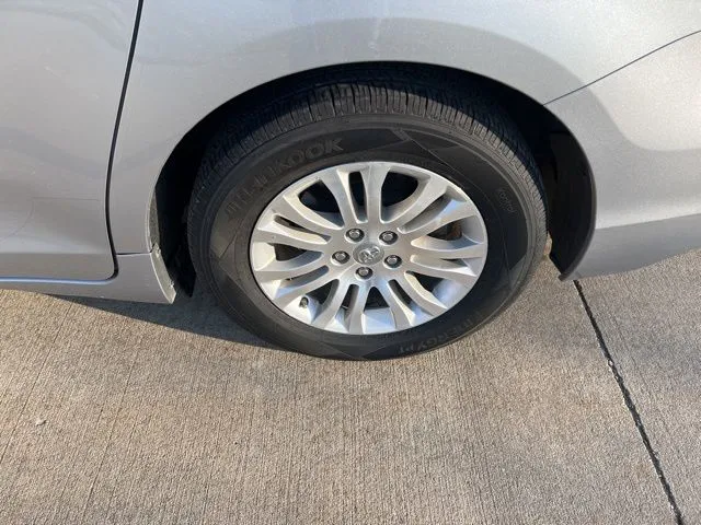 2017 Toyota Sienna XLE photo 3