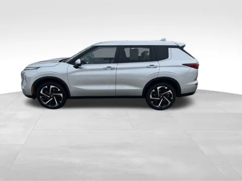 Photos of 2024 Mitsubishi Outlander SE for sale in Ottumwa, IA at Gregg Young Toyota of Ottumwa