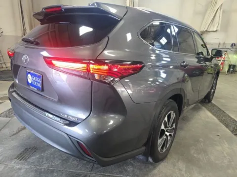 More photos of 2022 Toyota Highlander XLE at Gregg Young Toyota of Ottumwa, IA