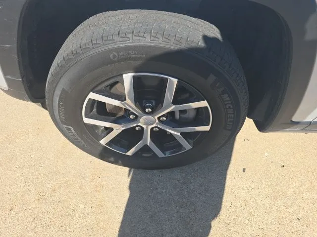 2024 Jeep Grand Cherokee Limited photo 2