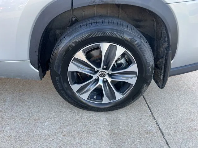 2023 Toyota Highlander Hybrid XLE photo 4