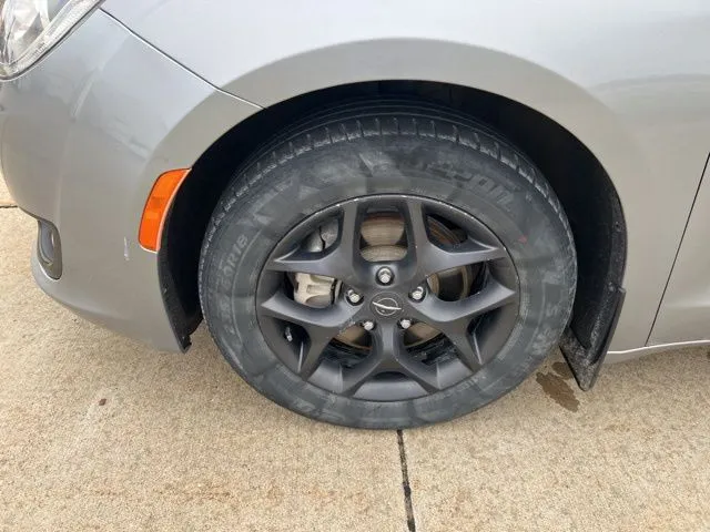 2020 Chrysler Pacifica Touring L photo 3