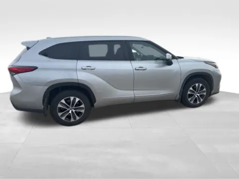 More photos of 2023 Toyota Highlander Hybrid XLE at Gregg Young Toyota of Ottumwa, IA