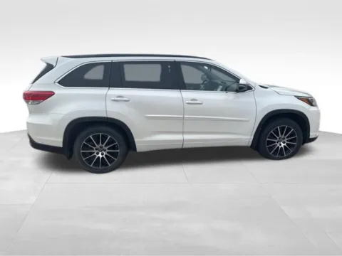 More photos of 2018 Toyota Highlander SE at Gregg Young Toyota of Ottumwa, IA