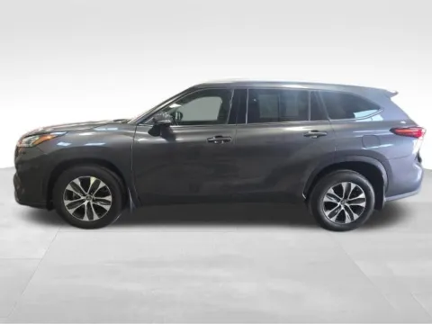 Photos of 2022 Toyota Highlander XLE for sale in Ottumwa, IA at Gregg Young Toyota of Ottumwa
