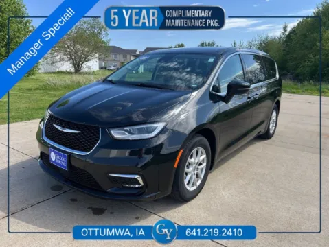 Black 2023 Chrysler Pacifica Touring L for sale in Ottumwa, IA