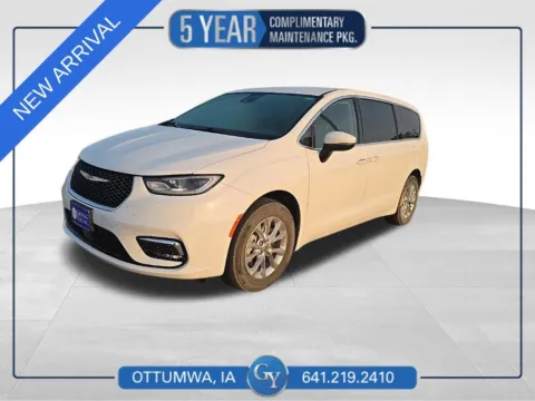 White 2023 Chrysler Pacifica Touring L for sale in Ottumwa, IA