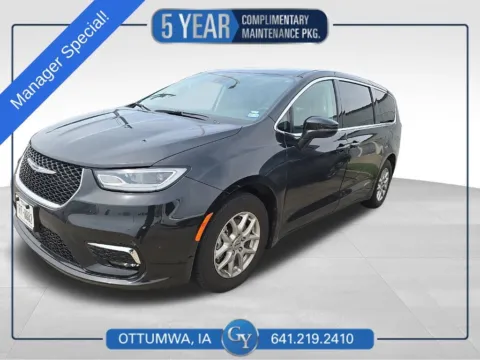 Black 2023 Chrysler Pacifica Touring L for sale in Ottumwa, IA