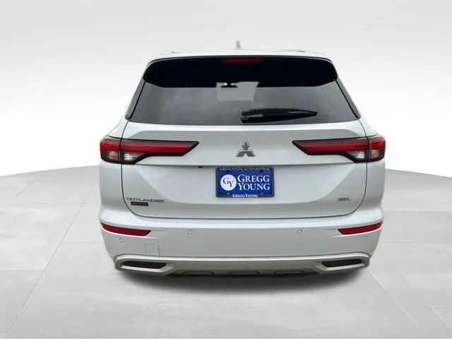 2023 Mitsubishi Outlander SEL photo 2